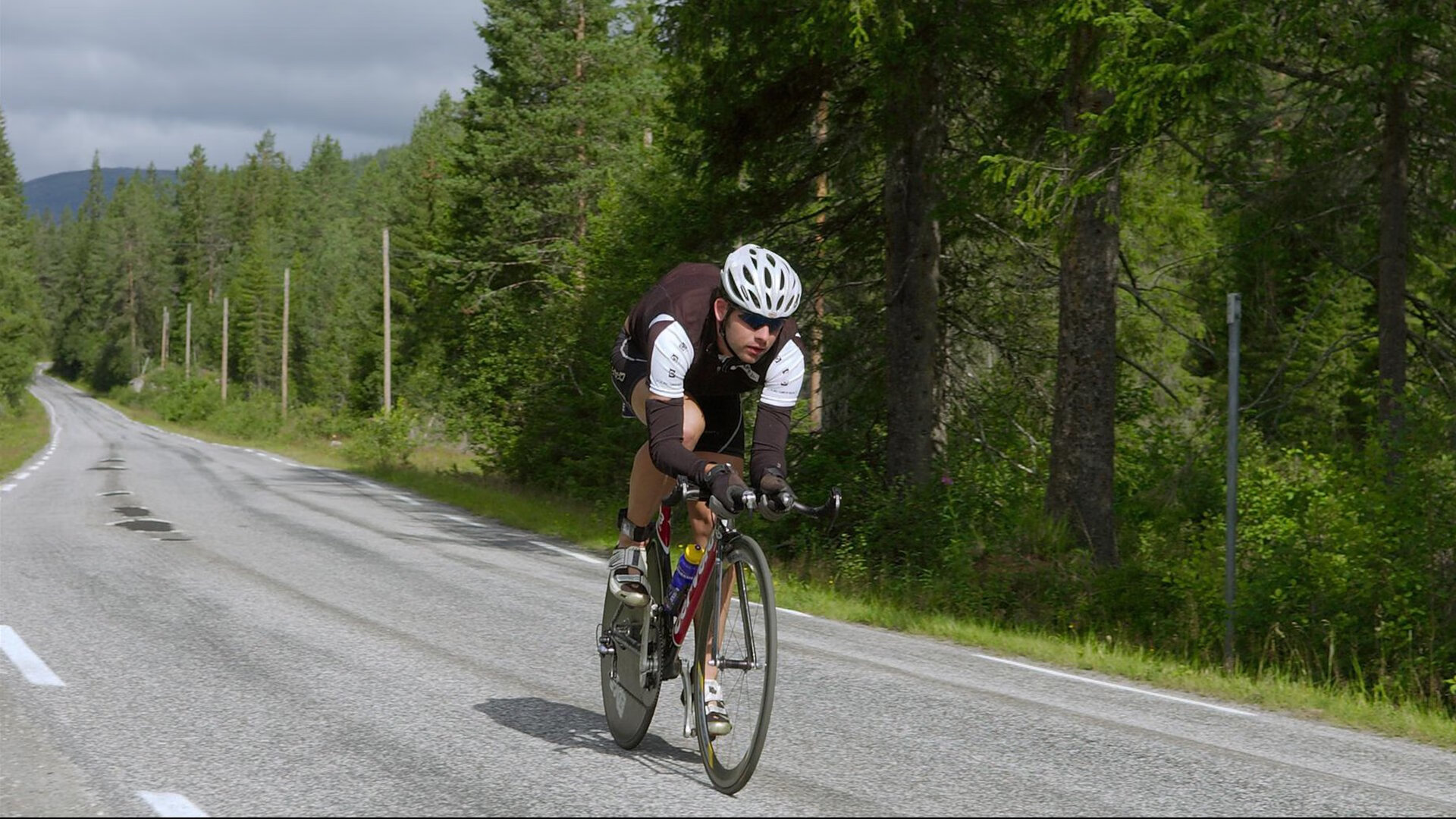 “零距离感受极速飞驰的震撼”——现场直击最刺激瞬间，极速飞奔的意思