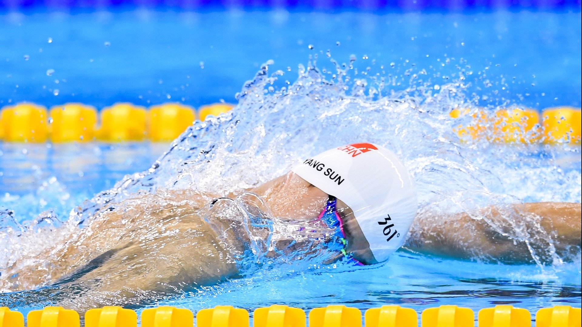 “零距离感受极速飞驰的震撼”——现场直击最刺激瞬间，极速飞奔的意思